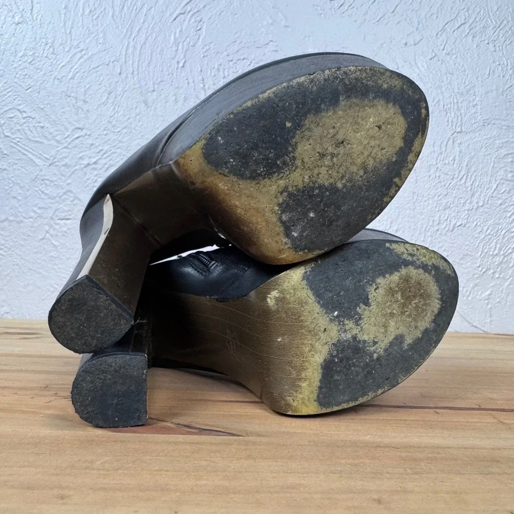 2010s Tumblr grunge girl black leather platform booties Zigi Soho size 6